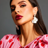 Alba™ – blomsterøreringe med perledetaljer