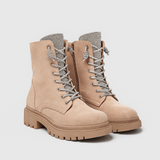 MOIRA™ – BEIGE ANFIBI ANKELSTØVLER MED SNØREBÅND OG JUVELTUNGE