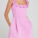 CINDY™ – FEMININ MINIKJOLE MED BLOMSTERAPPLIKATIONER