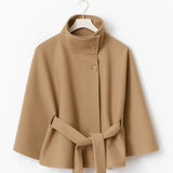 SELENA™ – CAPEJAKKE MED BÆLTE TIL KVINDER