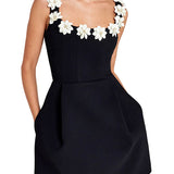 CINDY™ – FEMININ MINIKJOLE MED BLOMSTERAPPLIKATIONER