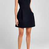 CINDY™ – FEMININ MINIKJOLE MED BLOMSTERAPPLIKATIONER