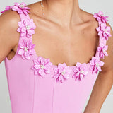 CINDY™ – FEMININ MINIKJOLE MED BLOMSTERAPPLIKATIONER