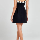 CINDY™ – FEMININ MINIKJOLE MED BLOMSTERAPPLIKATIONER