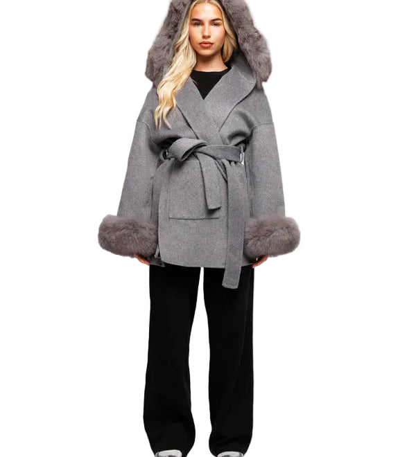 ANE™ | KORT ULDJAKKE MED AFTAGELIGE LUKSUSMANCHETTER I KUNSTPELS