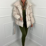 KARLY™ – KORT PUFFERJAKKE MED LOMMER I TALJEN