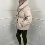 KARLY™ – KORT PUFFERJAKKE MED LOMMER I TALJEN