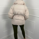 KARLY™ – KORT PUFFERJAKKE MED LOMMER I TALJEN