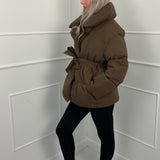 KARLY™ – KORT PUFFERJAKKE MED LOMMER I TALJEN