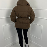 KARLY™ – KORT PUFFERJAKKE MED LOMMER I TALJEN