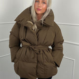 KARLY™ – KORT PUFFERJAKKE MED LOMMER I TALJEN