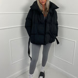 KARLY™ – KORT PUFFERJAKKE MED LOMMER I TALJEN