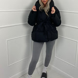 KARLY™ – KORT PUFFERJAKKE MED LOMMER I TALJEN