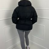 KARLY™ – KORT PUFFERJAKKE MED LOMMER I TALJEN