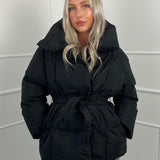 KARLY™ – KORT PUFFERJAKKE MED LOMMER I TALJEN