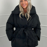 KARLY™ – KORT PUFFERJAKKE MED LOMMER I TALJEN