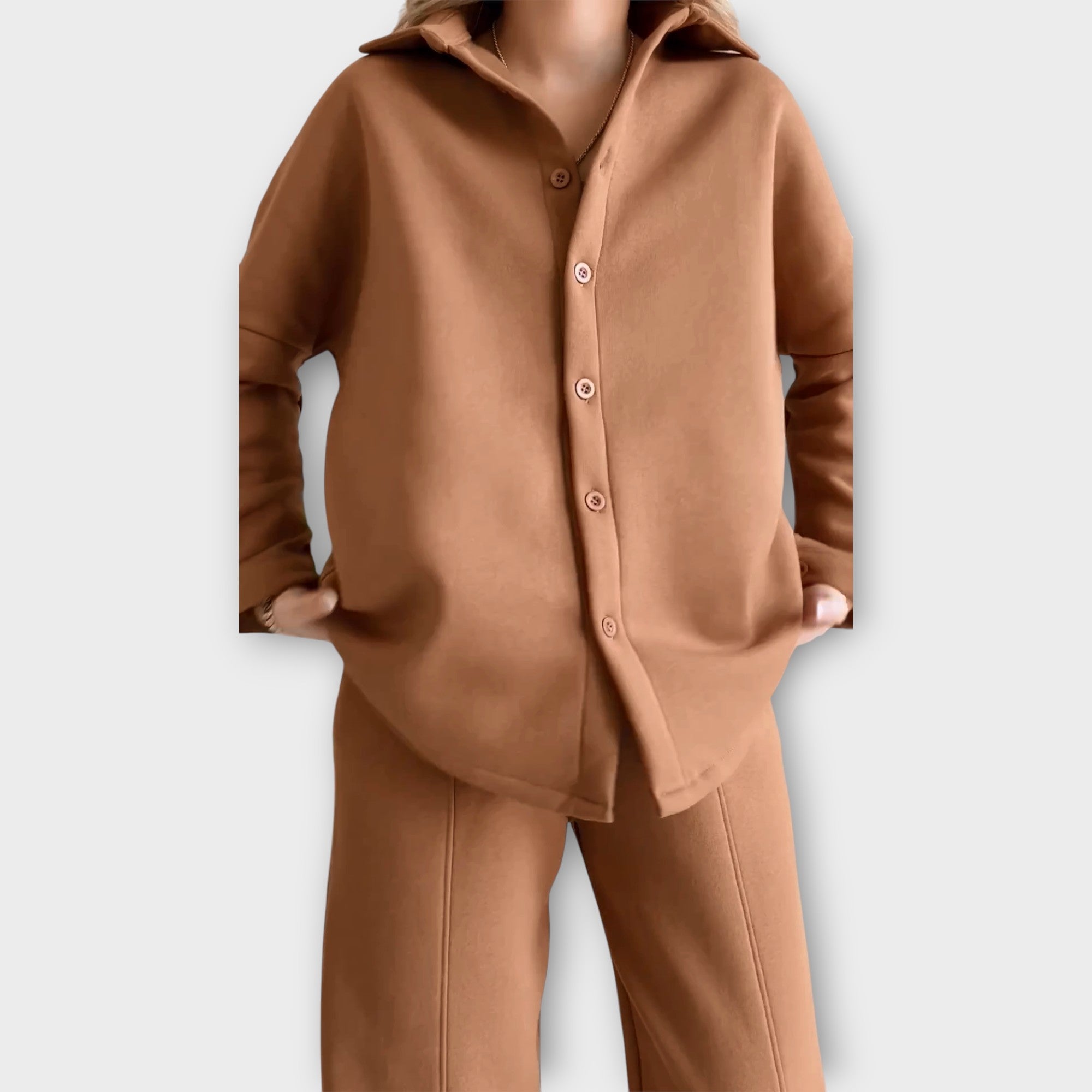 FREJA™ – SÆT MED KNAPPER OG ELEGANT SNIT