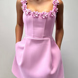 CINDY™ – FEMININ MINIKJOLE MED BLOMSTERAPPLIKATIONER