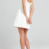 CINDY™ – FEMININ MINIKJOLE MED BLOMSTERAPPLIKATIONER