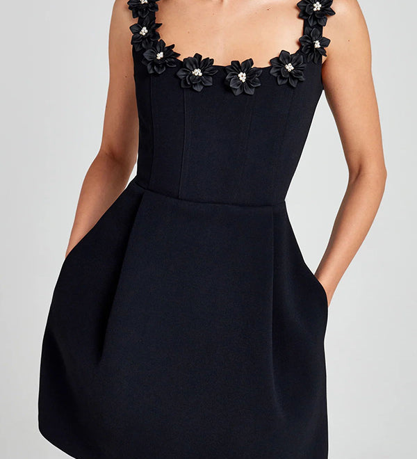 CINDY™ – FEMININ MINIKJOLE MED BLOMSTERAPPLIKATIONER