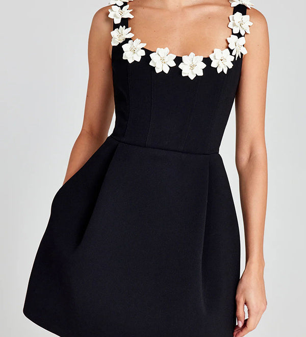 CINDY™ – FEMININ MINIKJOLE MED BLOMSTERAPPLIKATIONER